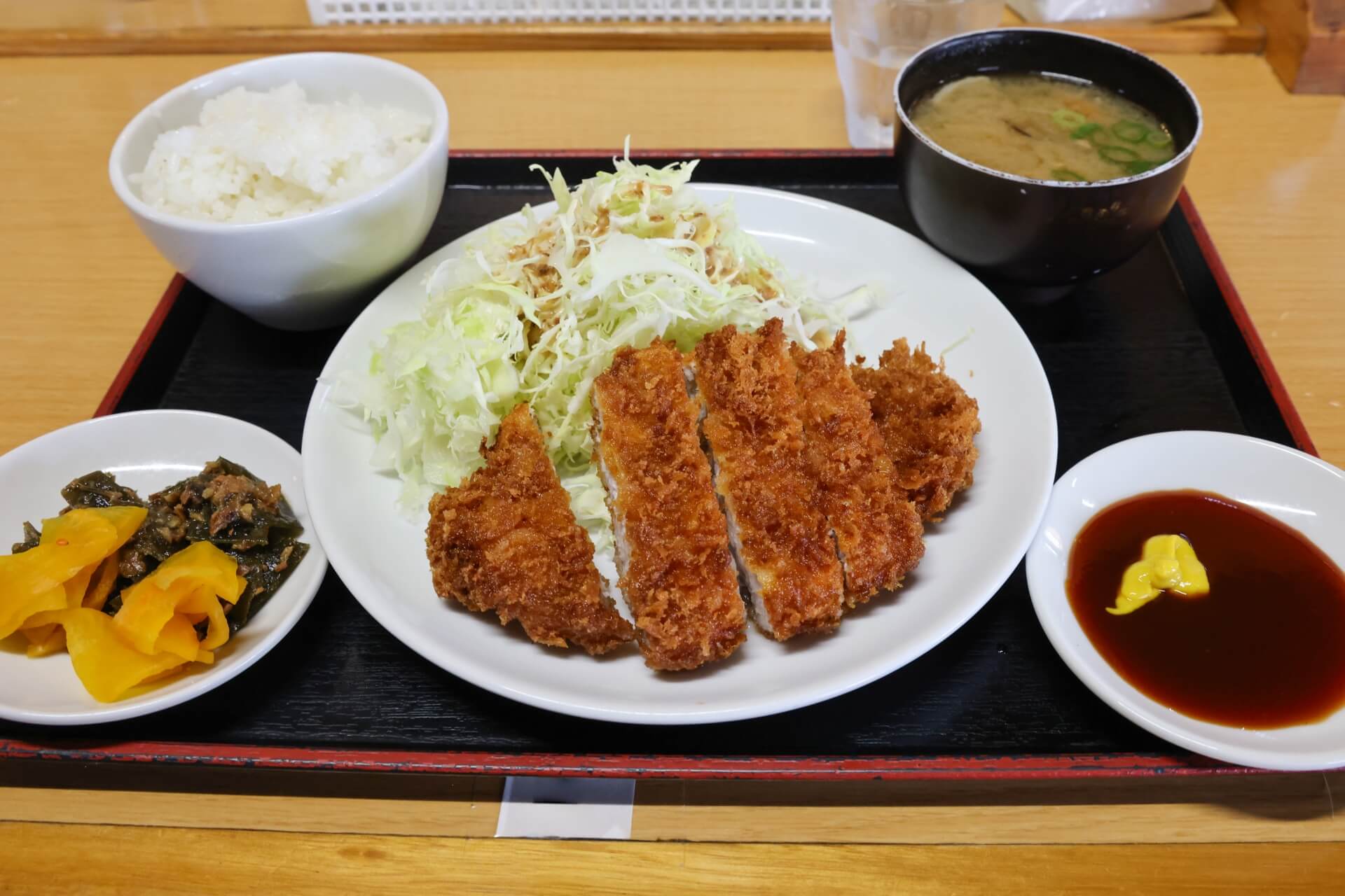 広い駐車場完備＆全席に灰皿設置