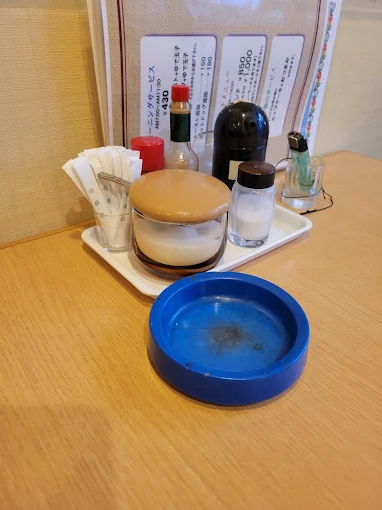 広い駐車場完備＆全席に灰皿設置